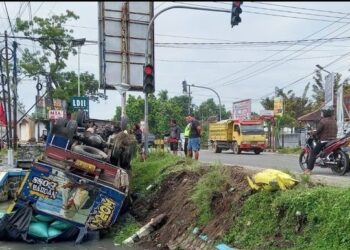 Truk Muatan Gabah Terbalik Masuk Sungai