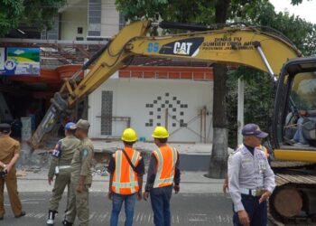 DPU SDA Jatim Bongkar Puluhan Bangunan Ilegal di Slahung Ponorogo