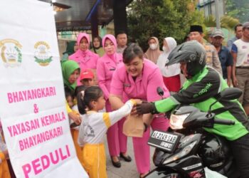 Polres Ponorogo Bersama Bhayangkari Bagi Bagi Takjil Kepada Masyarakat Dibulan Puasa