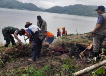Tanah Longsor dan Pohon Tumbang Menghalangi Jalan, Anggota Kodim 0802/Ponorogo Bersama instansi Terkait Lakukan Kerja Bakti