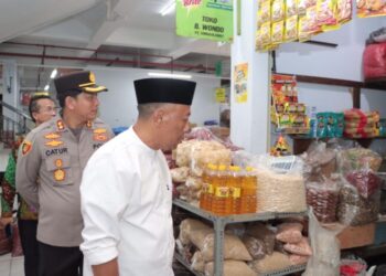 Kapolres Ponorogo Bersama Bupati Sidak Bahan Pokok Di Pasar Legi