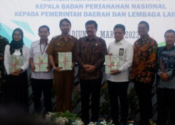 Menteri Agraria Serahkan Ribuan Sertifikat Tanah Aset Pemkab Madiun di Pendopo Muda Graha Madiun