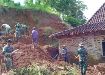 Dinding Dapur Rumah Warga Tertimpa Longsor, Anggota Kodim 0802/Ponorogo Turun Kerja Bakti
