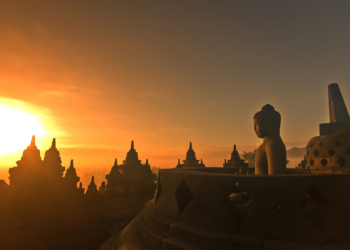 32 Biksu Thailand Berjalan Kaki ke Candi Borobudur, Menparekraf Sandiaga Uno: Sangat Menginspirasi