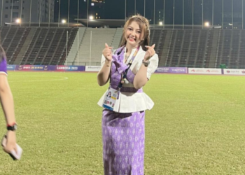 Berpakaian Putih dan Rok Ungu, Ini Sosok Cewek Cantik Pembawa Medali Emas Sea Games yang Viral