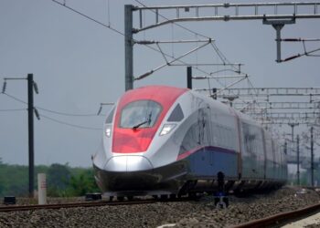 Uji Coba Perdana Rangkaian Kereta Cepat Jakarta-Bandung dari Depo Tegalluar ke Stasiun Halim