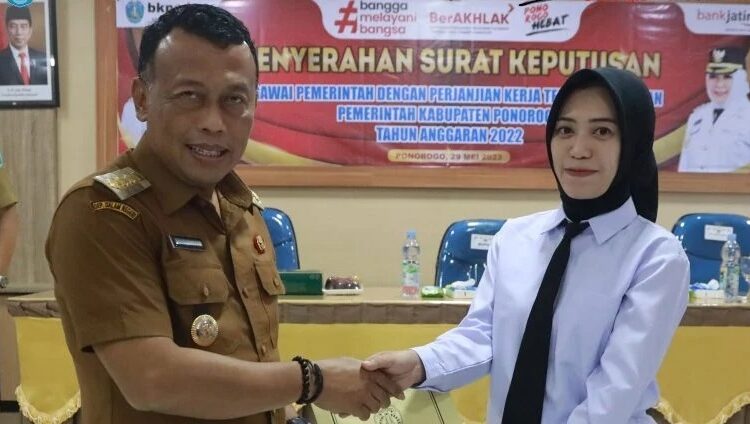 Bupati Sugiri Serahkan SK P3K kepada 96 Tenaga Kesehatan di Ponorogo