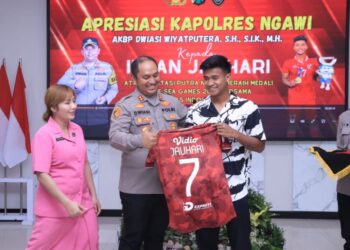 Irfan Jauhari Dapat Apresiasi dari Kapolres Ngawi dan Berikan Jersey No 7