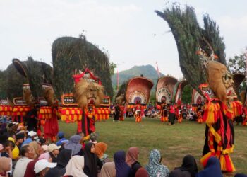 Puluhan Dadak Merak, Jathil dan Bujang Ganong Meriahkan Gelaran Halal Bihalal Komunitas Seni Reog Regol Wengker Sampung