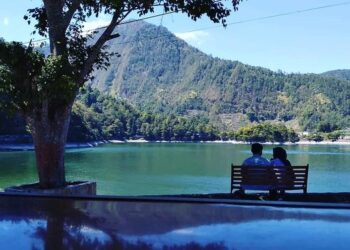 Bangku Duduk di Pinggir Telaga Sarangan, Viralnya Dikomersialkan