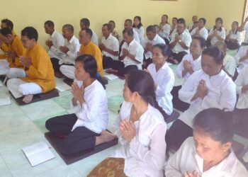 Umat Buddha di Dusun Sodong, Desa Gelang Kulon, Kecamatan Sampung, Kabupaten Ponorogo, Melaksanakan Ibadah Waisak dengan Penuh Antusias