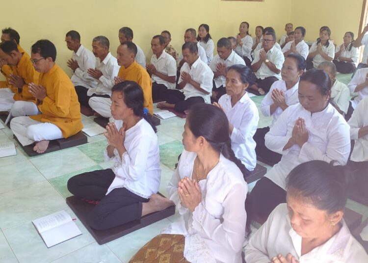 Umat Buddha di Dusun Sodong, Desa Gelang Kulon, Kecamatan Sampung, Kabupaten Ponorogo, Melaksanakan Ibadah Waisak dengan Penuh Antusias