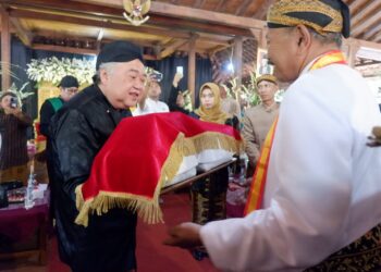 Kraton Surakarta Serahkan Abon-Abon Jamasan Pusaka ke Kasepuhan Tedak Sunan Kalijaga