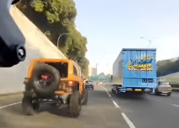 Pengemudi Ugal-Ugalan, Mobil Rubicon Serempet Mobil Lain di Exit Tol 25 Mampang