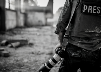 Peran Media dalam Membentuk Opini Publik: Etika Jurnalisme dan Isu-Isu Sosial Kontemporer