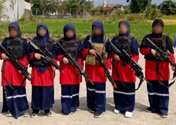 Viral Foto Santriwati Berpose Pegang Senjata, Tuai Kritikan