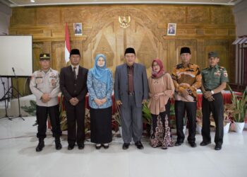Jajaran Forkopimcam Sampun dan Mantan Kepala Desa Glinggang serta PJ Kepala Desa Glinggang.