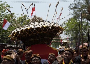 Kirab 2 pasang Gunungan menuju Masjid Agung Kraton Surakarta.