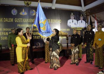 GKR. Pakoe Boewono menyerahkan panji kepada Ketua PKHN Cabang Tulungagung