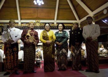 Ketua Umum PKHN Pusat GKR Pakoe Boewono didampingi KMT Kanthi Rahayuningtyas, Ketua PKHN Cabang Tulungagung di Malam Pentas Seni