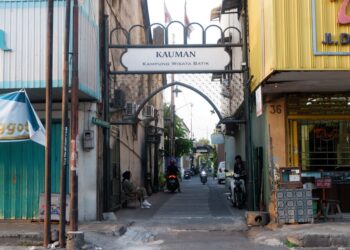Pintu masuk Kampung Batik Kauman Solo. (Foto: Eko)
