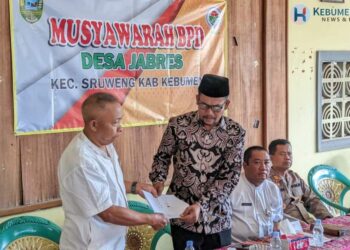 Penyerahan surat pernyataan pengunduran diri sebagai Kepala Desa Jabres (kanan) kepada Ketua BPD (kiri).