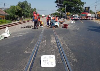 KAI Melakukan Perawatan Jalur di Perlintasan Sebidang, Masyarakat Diimbau Berhati – Hati Saat Melintas