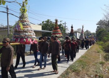 Warga Desa Nglembu Gelar Kirab Budaya Peringati Haul Ki Ageng Singoprono.