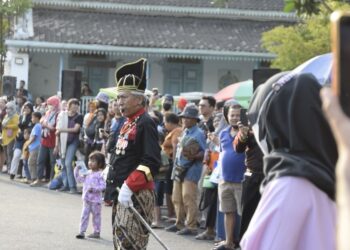 Ratusan Penonton menyaksikan Atraksi Budaya Prajurit Keraton Surakarta, di Kori Kamandungan.