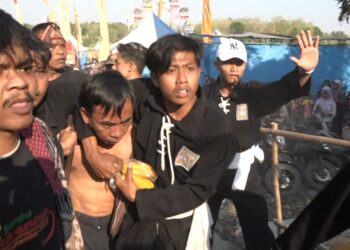 Copet Terpergok Saat Beraksi di Keramaian Kirab Gunungan Grobogan