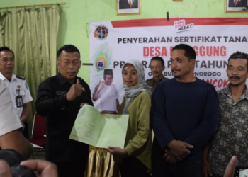 Bupati Sugiri Sancoko saat menyerahkan sertifikat kepada warga Desa Munggung.