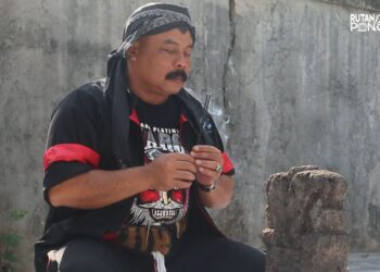 Karutan Ponorogo Agus Yanto saat berada di Makam Bathoro Katong Ponorogo. (Foto: Fajar)