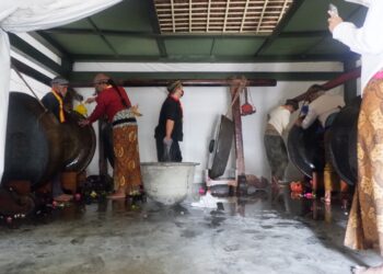 Abdi Dalem dan Sentono Dalem Kraton Surakarta saat jamasan pusaka Kanjeng Kyai Surak serta sejumlah gamelan pusaka lainnya.