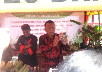 Bupati Ponorogo, Sugiri Sancoko saat memperkenalkan Produk unggulan Desa Bringinan. (Foto: Fajar)