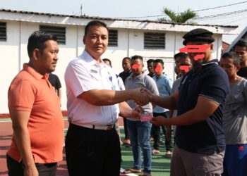 Kabid Adm.Kamtib Lapas I Madiun Lukman Agung Widodo secara simbolis menyerahkan kartu Pas Pay kepada Warga Binaan.