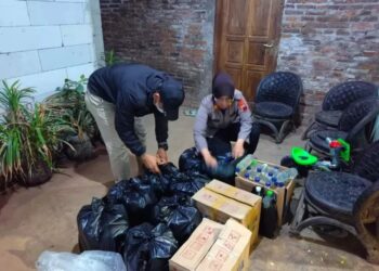 Polres Karanganyar Berhasil Menyita Ratusan Liter Miras Ilegal. (Foto: Istimewa)
