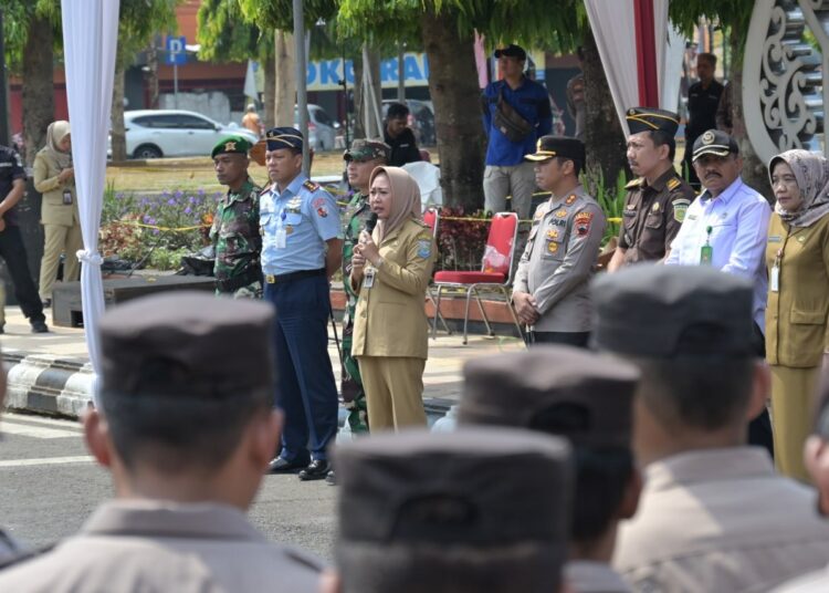 Bupati Purbalingga, Dyah Hayuning Pratiwi, berikan sambutan kepada seluruh lapisan masyarakat di Alun-alun Purbalingga.