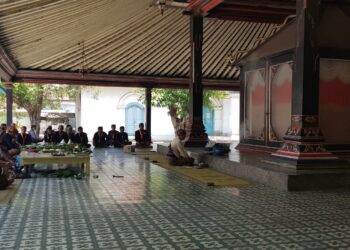 Keraton Kasunanan Surakarta Hadiningrat menggelar Jamasan Pusaka Nyai Setomi yang berada di Bangsal Witono, Sitinggil Lor, Senin (25/9/2023).