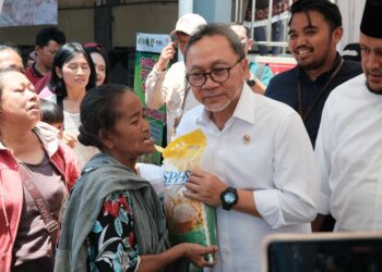 Menteri Perdagangan Republik Indonesia, DR. (H.C). Zulkifli Hasan, S.E., M.M, bersama Wakil Walikota Surakarta Drs. Teguh Prakosa, berikan Bantuan berupa 10 kilogram beras.