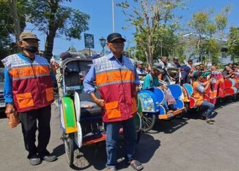 Pengemudi becak dan bendi di kota Surakarta ikuti Bimbingan Teknis di Kusuma Sahid Prince Hotel, Selasa (26/9/2023).