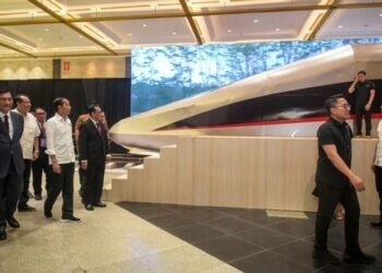 Presiden Joko Widodo melakukan peninjauan pameran Hub Space di Plenary Hall, Jakarta Convention Center (JCC), Jakarta, pada Jumat, 29 September 2023.