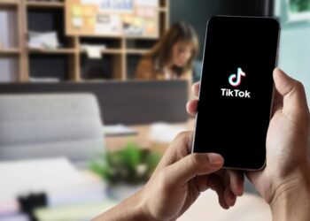 Ilustrasi membuka Aplikasi Tiktok.