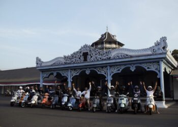 Komunitas Vespa Ulin Bogor Mengunjungi Kraton Surakarta