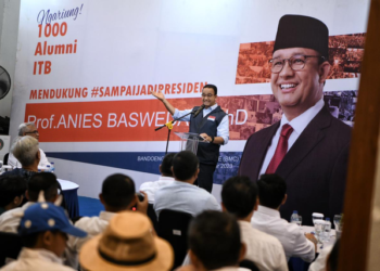 Bacapres Anies Baswedan dalam acara Ngariung Bareng 1000 Alumni ITB, di Bandung, Jawa Barat.