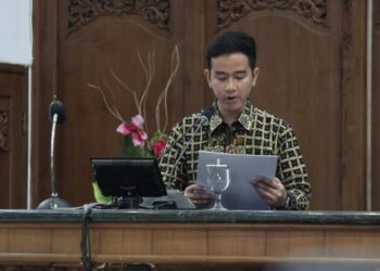 Gibran Jelaskan Dua Raperda dalam Rapat Paripurna DPRD Surakarta