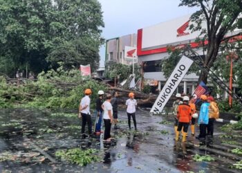 Angin Kencang dan Hujan Es Rusak Puluhan Bangunan di Sukoharjo