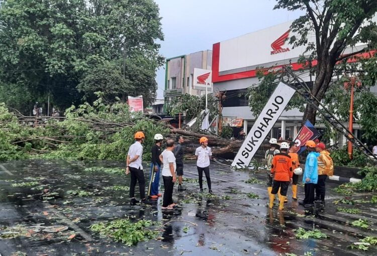 Angin Kencang dan Hujan Es Rusak Puluhan Bangunan di Sukoharjo