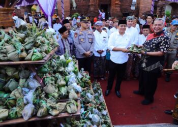 Bupati Kudus (kanan) saat menerima Ptongan Tumpeng Desa Loram Kulon