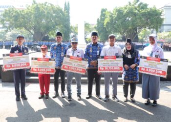 Jajaran Pemprov Jateng bersama Siswa berprestasi.
