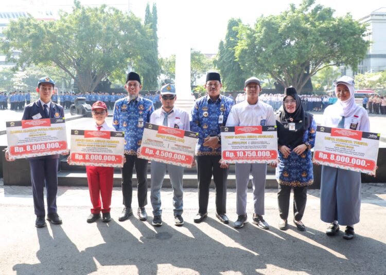 Jajaran Pemprov Jateng bersama Siswa berprestasi.